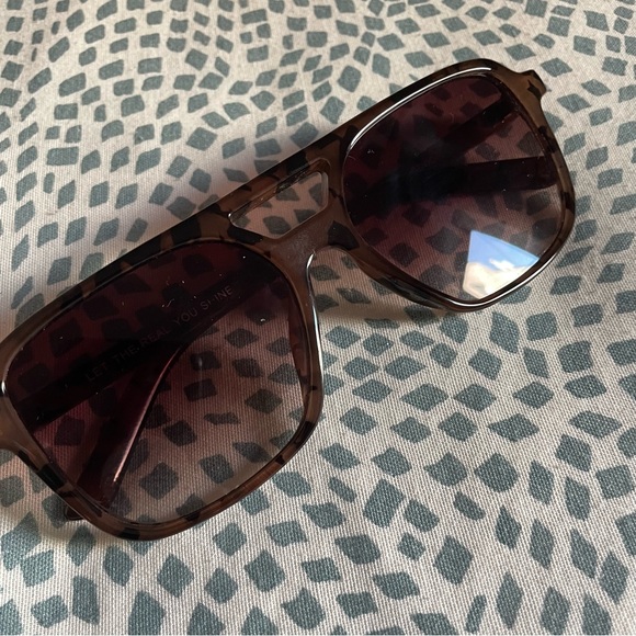 Three pairs of trendy sunglasses- excellent condition - Picture 4 of 11